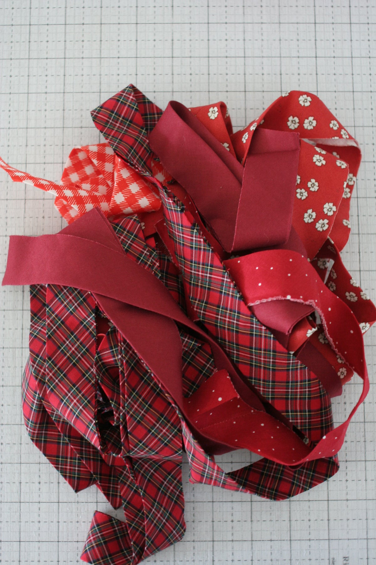 Remnant Bag - 2.5&quot; Bias Quilt Binding Reds