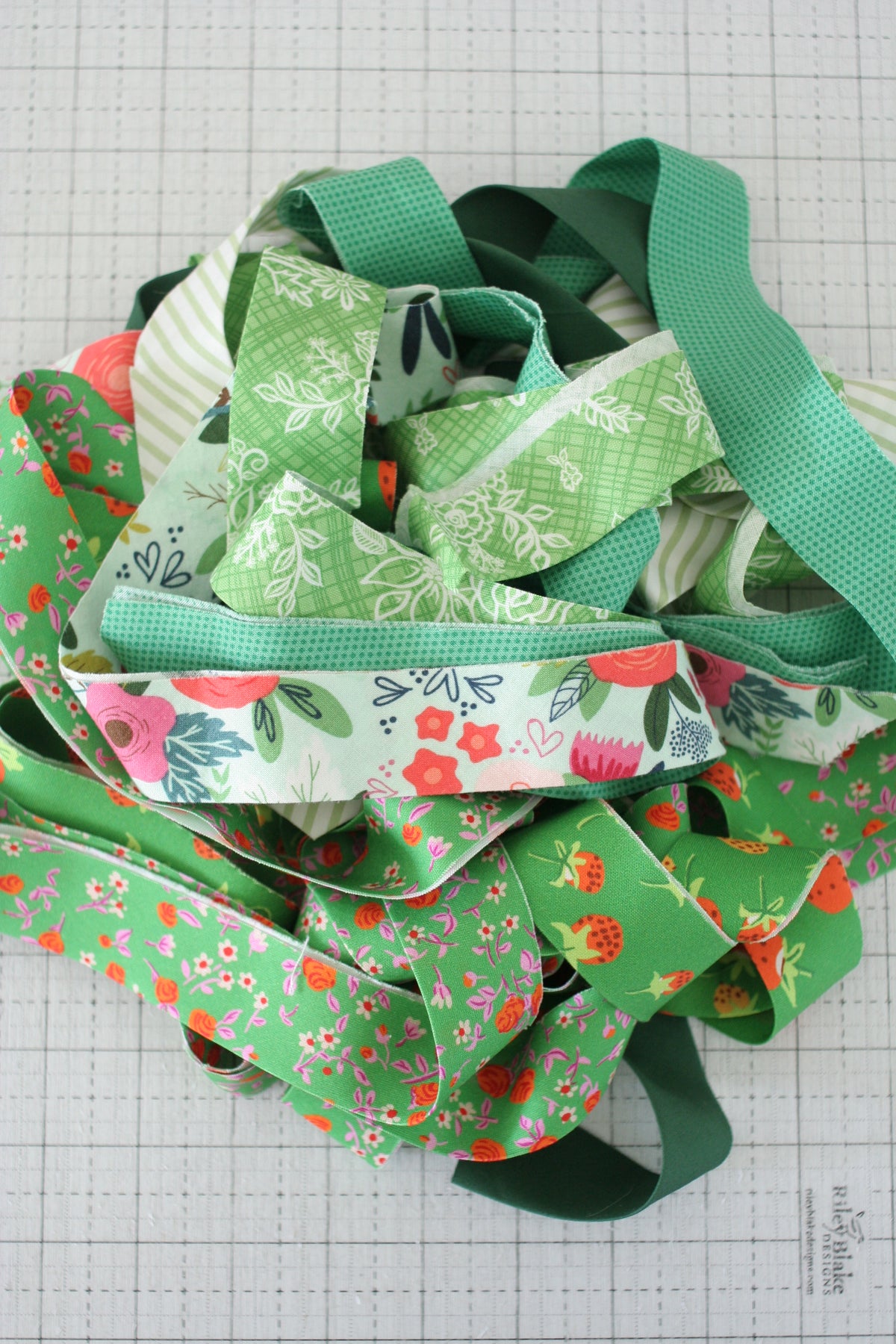 Remnant Bag - 2.5&quot; Bias Quilt Binding Green