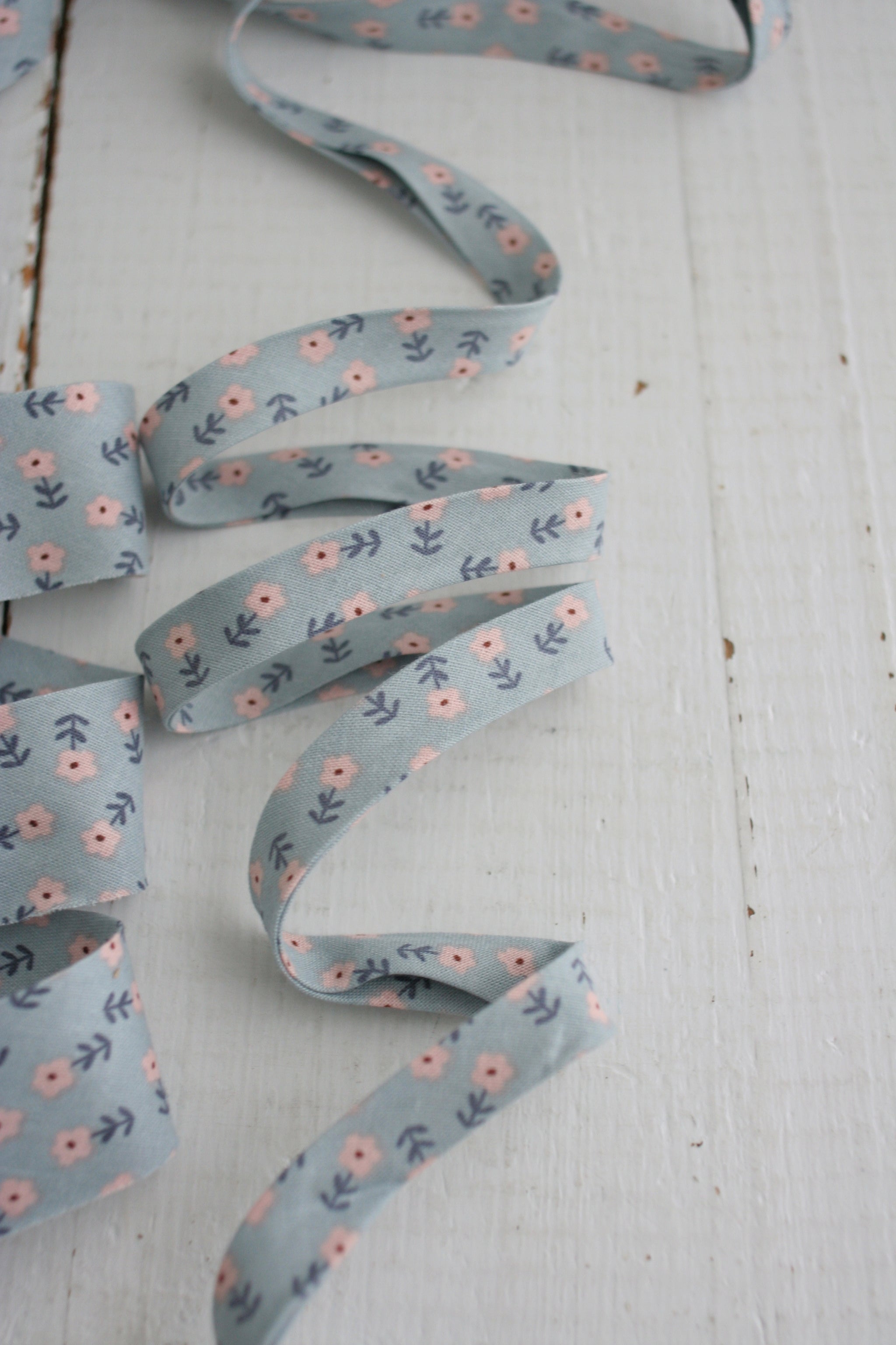 Lamp Bind Light Blue Cottage Floral 1/2